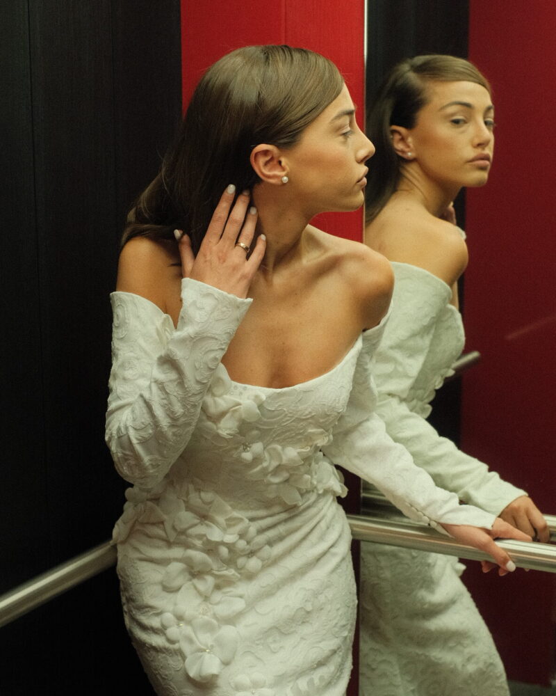 Bold Bride Unbound wedding dress, with a sleek design and detailed floral lace patterns Photo 02