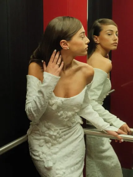 Bold Bride Unbound wedding dress, with a sleek design and detailed floral lace patterns Photo 02