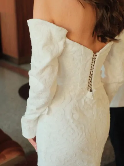 Bold Bride Unbound wedding dress, with a sleek design and detailed floral lace patterns Photo 04